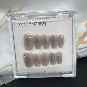 MOCYNE Gray Press-On Nails with Rhinestones